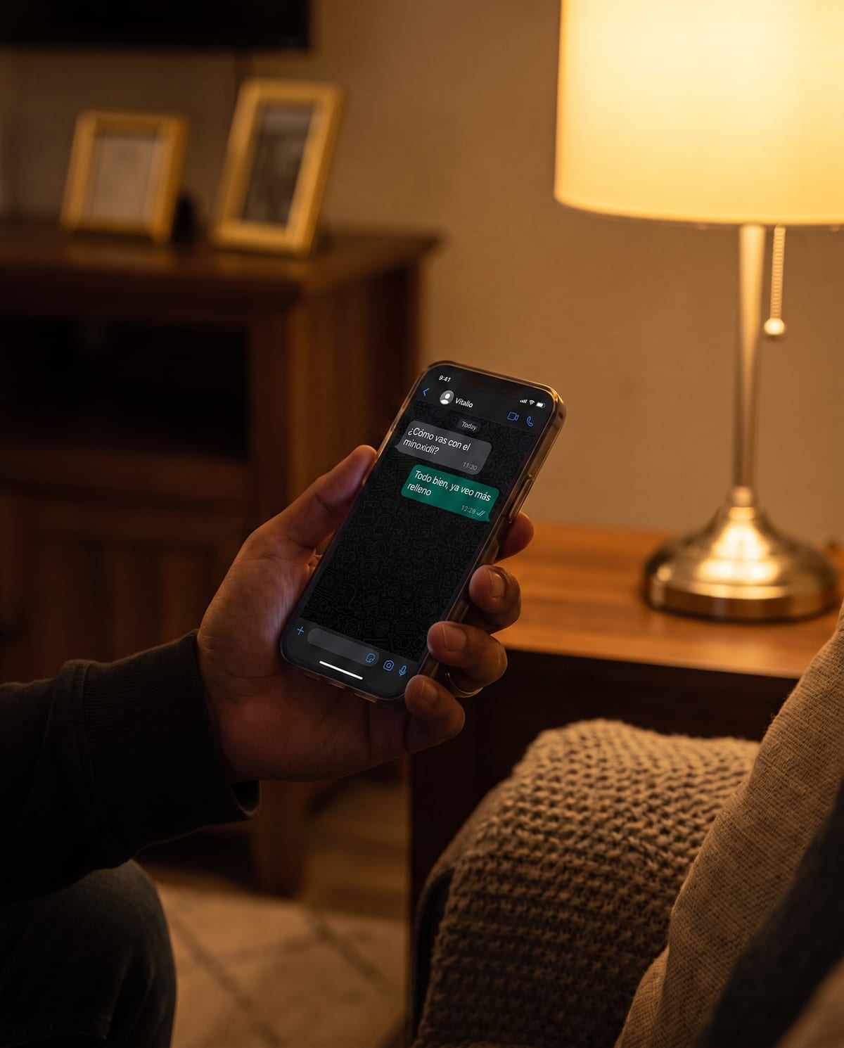 Hombre revisando el chat de acompañamiento de Vitalio en su teléfono